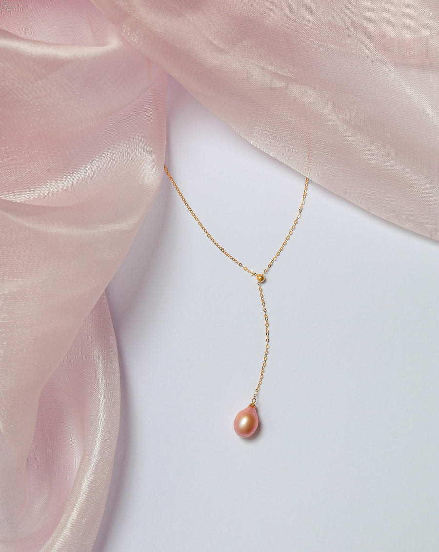 A transformable 18k gold chain with natural, untreated pink pearl 5A grade